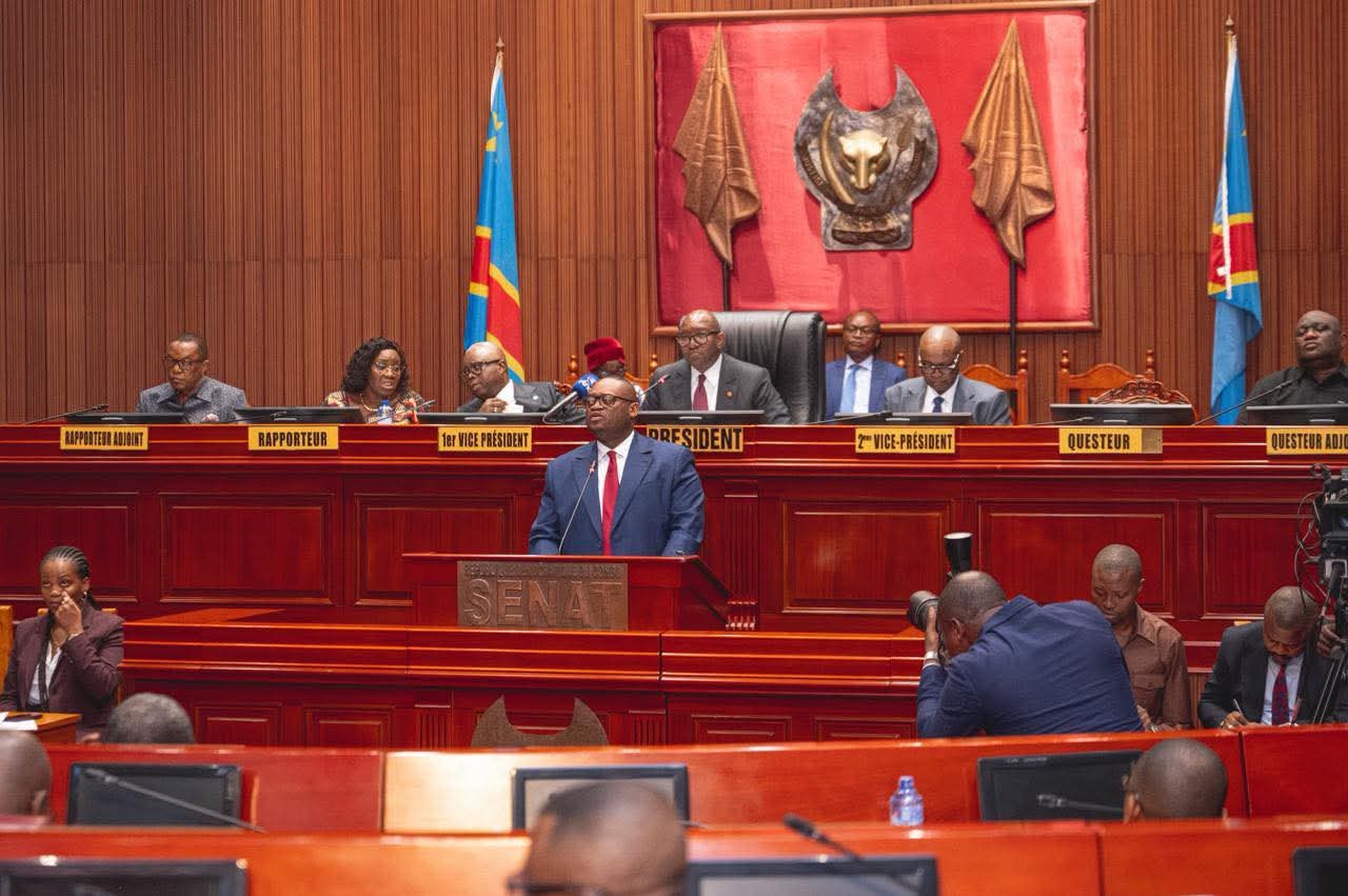 Sénat : Guy Loando accompagne Doudou Fwamba et Guillaume Ngefa à une plénière consacrée aux finances publiques et à l’état de siège